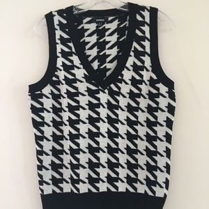 Houndstooth-Patterned Sweater Vest